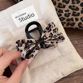 مشبك شعر متوسط ​​الحجم بنقشة جلد النمر للنساء