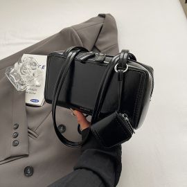 حقيبة كتف جلدية بتصميم كلاسيكي فاخر تجمع بين الأناقة والراحة في آن واحد