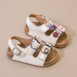 صندل بناتي بتصميم لطيف، يتميز بأشرطة عريضة ومزينة بتصميم كرتوني، مع حزام كاحل قابل للتعديل بإبزيم