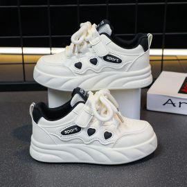 حذاء رياضي أبيض بنعل سميك وخيوط أمامية للفتيات 