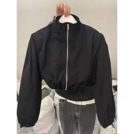 جاكت رياضي نسائي قصيرومقاوم للرياح، يتميزبسحاب أمامي، مع رباط قابل للتعديل عند الحافة السفلية