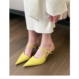 حذاء نسائي مزين بحزام ناعم