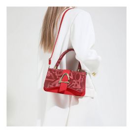 شنطة يد نسائي مزينة بإبزيم حزام