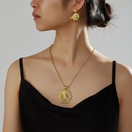 طقم نسائي ذهبي من قطعتين