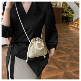 شنطة نسائيه من القش