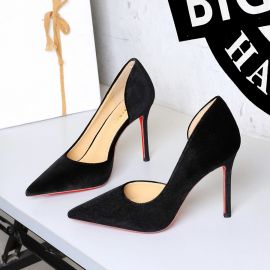 حذاء مخملي نسائي فخم يضيف لمسة أناقة لكل سهرة