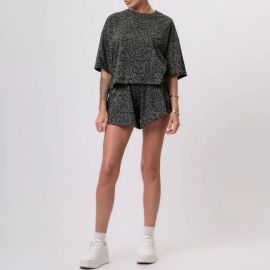 طقم ملابس منزلية صيفي أنيق مطبوع بأكمام قصيرة وبنطلون شورت للنساء