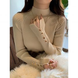 بلوزه نسائي بأكمام طويلة وياقة عالية 