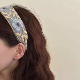 طوق شعر  واسعة الحواف مطرزة