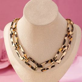 قلادة نسائية عصرية تتميز بسلسلة عريضة من حلقات مستطيلة بنقشة الفهد