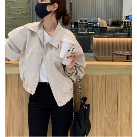 جاكت نسائي خفيف وواسع  يتميز بأكمام منفوخة، مع سحاب أمامي كامل وخصر مطاطي