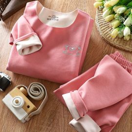 بيجامة شتوية ناعمة بطبعة كرتونية لطيفة وألوان دافئة مريحة للنوم والبيت