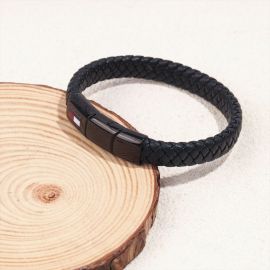 سوار جلدي أسود ومقسم إلى ثلاثة أقسام