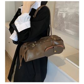 حقيبة كتف جلدية بتفاصيل معدنية أنيقة ولمسة عصرية للسيدات