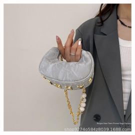 حقيبة يد  نسائية صغيرة بسلسلة عصرية