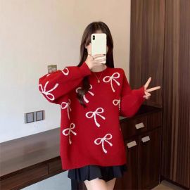 كنزة صوفية منقوشة بفيونكات ومطرزة بلؤلؤ للنساء