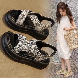 صندل بناتي مفتوح من الأمام، بتصميم مزود بأشرطة متقاطعة بنقوش مميزة، ونعل سميك وعريض لراحة إضافية، مع حزام مطاطي خلفي لسهولة الارتداء والخلع