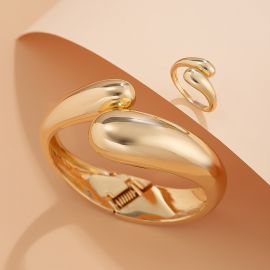 طقم اكسسوار ذات تصميم عصري يتكون من اساور وخاتم