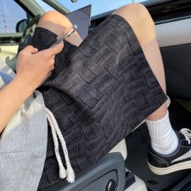 شورت رجالي فضفاض ومريح بتصميم نقشة هندسية مع رباط خصر.