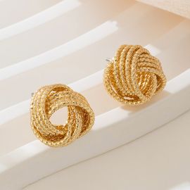 اقراط نسائيه ذهبيه بتصميم شبه دائري