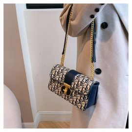 شنطة  نسائيه مربعه الشكل 