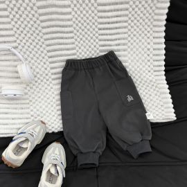 بنطلون رياضي فضفاض للأطفال، يتميز بتصميم مزود بجيوب جانبية مطرزة برمز السفينة