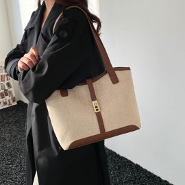 شنطة كتف كبيرة الحجم ذات طابع كلاسيكي