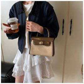 حقيبة يد نسائي بنمط احزمه