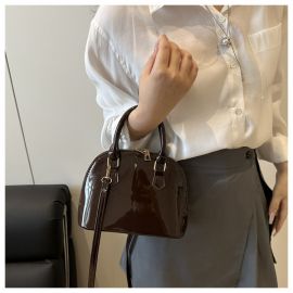 حقيبة يد نسائية بتصميم مربع مع احزمة جانبية