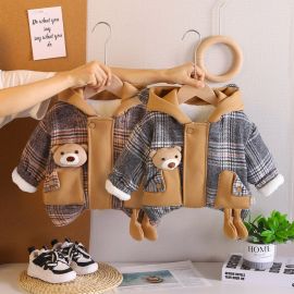 جاكت ولادي بنمط كاروهات مع غطاء للراس