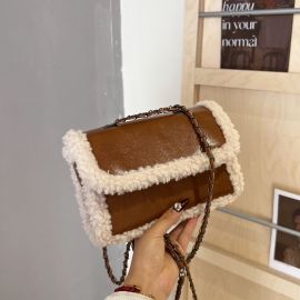 حقيبة يد نسائية مربعه الحجم بتصميم الفرو 