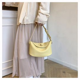 شنطة يد نسائية بتصميم كاجوال