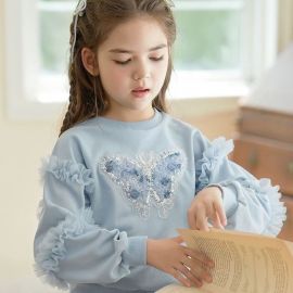 بلوزة بخامة دافئة وتصميم أنيق توفر الراحة والدفء في الأجواء الباردة 