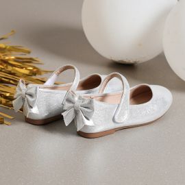 حذاء بناتي لامع مزين بفيونكا من الخلف