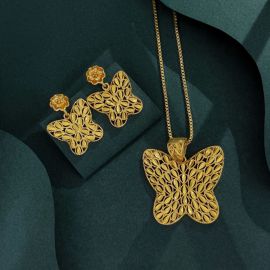 طقم إكسسوارات ذهبية للمناسبات الخاصة بتصميم فاخر يلفت الأنظار