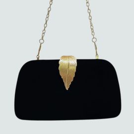 حقيبة كلاتش نسائي مزينة بريشة