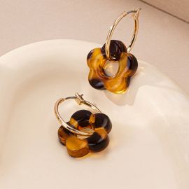 اقراط نسائيه بنيه اللون على شكل زهره