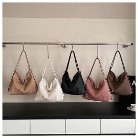 شنطة كتف نسائيه مزينه بحزام