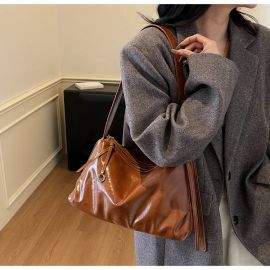 حقيبة نسائي بتصميم ناعم ساده