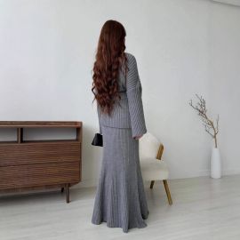 طقم شتوي نسائي بتصميم عصري