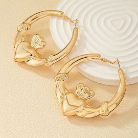 اقراط نسائي ذهبي دائري مزينه بقلوب