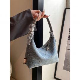 حقيبة نسائية زرقاء مع حزام قابل للتعديل