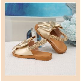 حذاء بناتي مزين بفيونكا