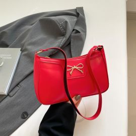 حقيبة نسائية مع حزام كتف متوسط الطول 