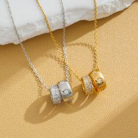 قلادة نسائية تتميز بتصميم عصري على شكل حلقتين متداخلتين