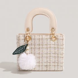 حقيبة نسائية مربعه الحجم مع قلاده