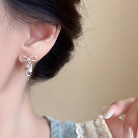 اقراط نسائي على شكل فيونكا