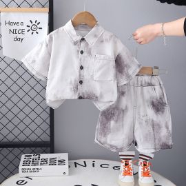 طقم بألوان متداخلة مكونه من قميص بأكمام قصيرة وياقة مقلوبه وشورت للأولاد