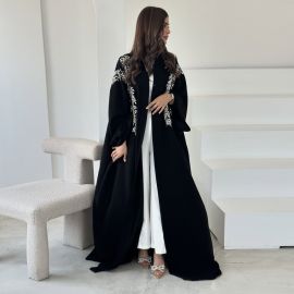 عباية مطرزة بنقشة فضية فاخرة تضفي لمسة راقية على إطلالتك