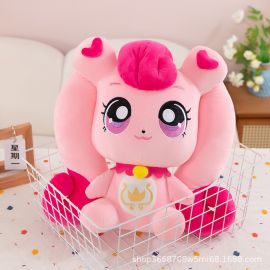 دمية أطفال ناعمة على شكل أرنب وردي اللون، تتميز بآذان طويلة ووجه بتعبيرات كرتونية، وتاج مطرز على صدرها